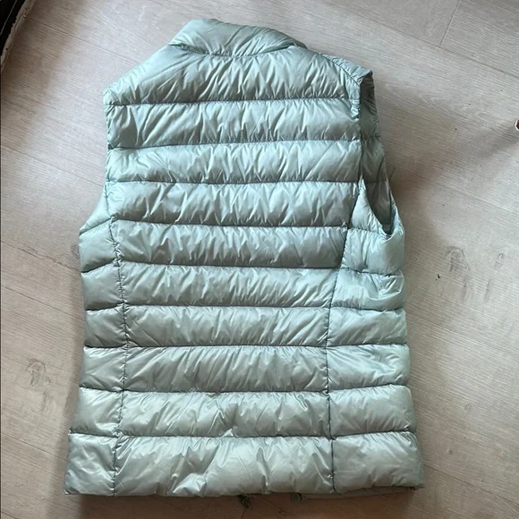 UNIQLO Ultra Light Blue Vest - Picture 6 of 9